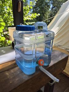 Un enfriador de agua colocado encima de una mesa de madera en Family, en Štôla