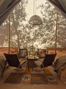 una habitación con sillas y una mesa en una tienda de campaña en Family, en Štôla