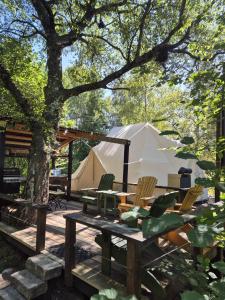 Una mesa de picnic con sillas y una carpa. en Family, en Štôla