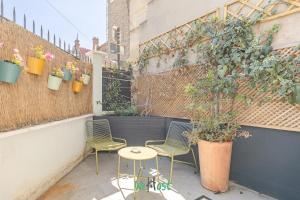 - une petite terrasse avec 2 chaises et une table dans l'établissement Raspail B - IDF - LB - Charming house at gates of Paris 3 people, à Bois-Colombes