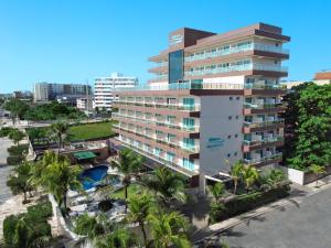 福塔莱萨克若考海滩酒店的棕榈树环绕的建筑的鸟瞰图