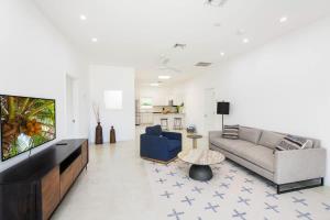 ein Wohnzimmer mit Sofa und Fernseher in der Unterkunft The Mastic Sunnyhill Cottage in North Side