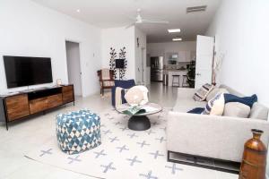 ein Wohnzimmer mit Sofa und Fernseher in der Unterkunft The Mastic Sunnyhill Cottage in North Side