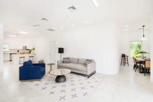 ein Wohnzimmer mit Sofa und Tisch in der Unterkunft The Mastic Sunnyhill Cottage in North Side