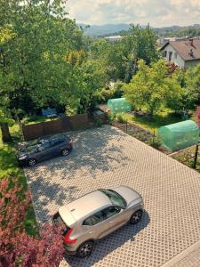 zwei Autos stehen auf einem Parkplatz. in der Unterkunft Apartamenty Nova na Krakowskiej No 3 in Bielsko-Biała