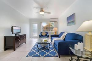 ジョージ・タウンにあるSnug Harbour View Condo #2の青いソファとテレビのあるリビングルーム +34枚の写真