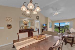 TV a/nebo společenská místnost v ubytování Golfers Dream at Waterway Village - 2 Bedroom