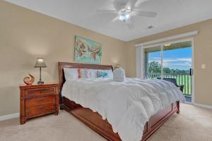 Postel nebo postele na pokoji v ubytování Golfers Dream at Waterway Village - 2 Bedroom