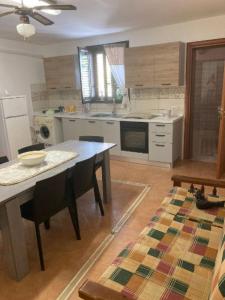 Kuchyň nebo kuchyňský kout v ubytování Casa Levante, air-conditioned, near the sea