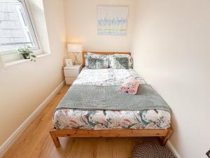 a small bedroom with a bed and a window at Bright 3-Bedroom Aldgate Flat with Free WIFI near Tower Hill, Brick Lane & Spitalfields in London