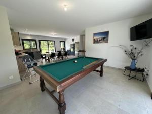 a pool table in the middle of a living room at les resiniers in Moliets-et-Maa