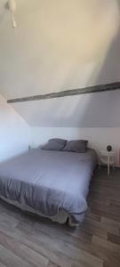 a bed in a white room with a bed sidx sidx sidx at Appartement en centre ville in Bernay