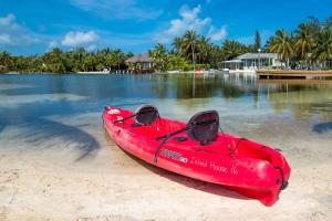 Driftwood VillageにあるIsland House #16 at Rum Pointの砂浜に座る赤カヤック +94枚の写真