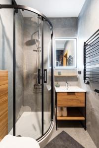 维斯瓦River Park Wisła - Golden Forest的浴室配有淋浴和洗手池