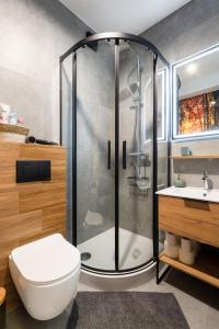 维斯瓦River Park Wisła - Golden Forest的带淋浴、马桶和水槽的浴室 更多7张照片