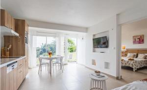 TV a/nebo společenská místnost v ubytování Appartement au pied du Moulin de Cherot