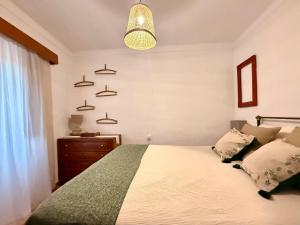 una camera con letto, cassettiera e lampada di Casa da Tia Julia a Avis