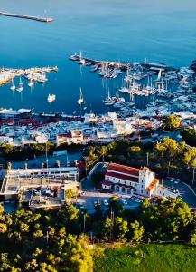 ピレウスにあるGRAND BLUE SUITE DI GIORGIO 10min from Piraeus portの水上の船が浮かぶマリーナの空中眺望