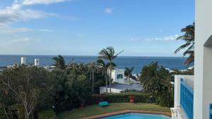 ein Blick auf das Meer vom Balkon eines Hauses in der Unterkunft Greek little Getaway - Paros Complex Apartment in Ballito