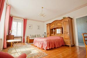 Un pat sau paturi într-o cameră la Domaine Saint-Hilaire