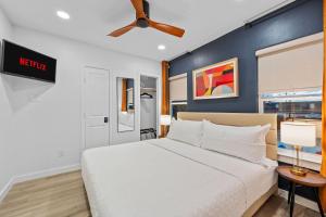 Ένα ή περισσότερα κρεβάτια σε δωμάτιο στο Prime Location - Stylish 1BR Retreat in Bishop Arts