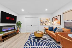 Μια τηλεόραση ή/και κέντρο ψυχαγωγίας στο Prime Location - Stylish 1BR Retreat in Bishop Arts
