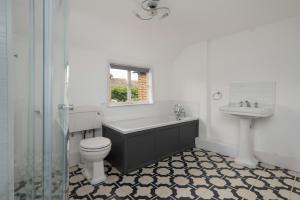 Ένα μπάνιο στο Chestnut House Sleeps 10 +9 φωτογραφίες