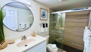 ジョージ・タウンにあるHideaway at Seagull #25 Condoの洗面台と鏡付きシャワーを備えたバスルーム