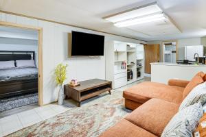 Η κουζίνα ή μικρή κουζίνα στο Pet-Friendly Abode, 2 Mi to Dtwn Evanston!