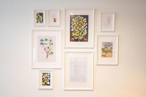 een groep ingelijste foto's aan een muur bij Nassau Canal Suites - in the heart of the city in Amsterdam