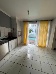 Η κουζίνα ή μικρή κουζίνα στο Casa com Piscina à 130m da praia do gravata