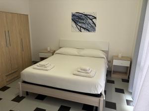 a bedroom with a bed with two towels on it at Casa Vacanza Demetra in Marina di Fuscaldo