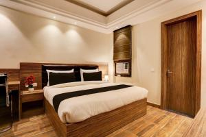 a bedroom with a large bed in a room at Super Collection O Stargaze in Kānpur