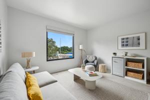 un soggiorno bianco con un divano e un tavolo di Hotel Circulo Park Circle Corner Suite 380 a Charleston
