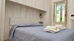 a bedroom with a bed with towels on it at Federico's Vila in Lecce