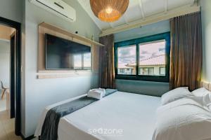 a bedroom with a bed and a window at VLP - Apartamentos próximos à Praia do Forte/BA in Mata de Sao Joao +108 photos