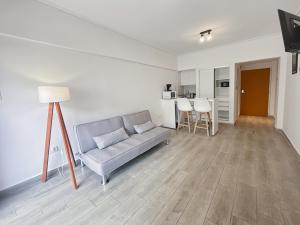 una sala de estar con un sofá y una mesa en Ayres Suites Saenz Peña, en Buenos Aires