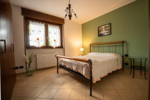 ヴェナリア・レアーレにあるBolle di Vetroのベッドルーム1室(ベッド1台、窓、テーブル付)