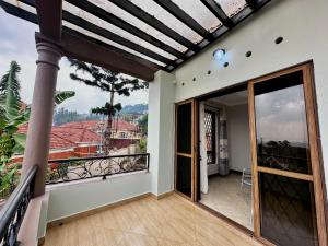 カンパラにあるThe Vista Residenceの家の景色を望むバルコニー