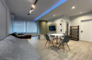 Una televisión o centro de entretenimiento en Kalma Apartment Xanthi Center