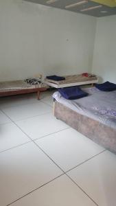Una cama o camas en una habitación de DYO Dwarka Param Bungalow