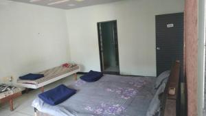 Una cama o camas en una habitación de DYO Dwarka Param Bungalow