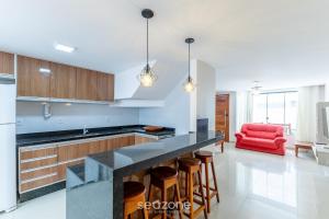 Η κουζίνα ή μικρή κουζίνα στο Apto c/ varanda e churrasq. a 100m do mar ELLC0000