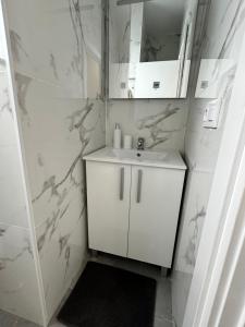 Ένα μπάνιο στο Habitacion privada con baño privado III