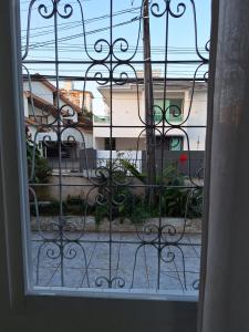 an open window with a view of a courtyard at Studio Nerd em Floripa in Florianópolis