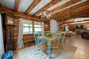 a dining room with a table and chairs at Outdoors Sleeps7 Family Getaway Fun Arcade in Rockbridge +50 photos