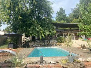 a swimming pool with a bird statue in a yard at Dépendance atypique 2chbres parc piscine in Villebrumier