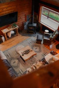 Χώρος καθιστικού στο COZY Cabin with Hot Tub - Near all in Hocking Hills +82 φωτογραφίες