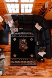 Φωτογραφία από το άλμπουμ του Sleeps 16! Luxury Cabin with Game Room & Hot Tub σε New Straitsville