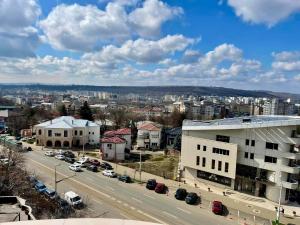 vistas a una ciudad con carretera y edificios en Propriete Ten, en Iaşi